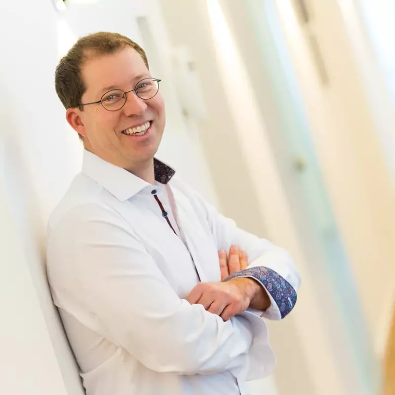 Dr. Peiler erklärt einem Patienten die individuelle CMD-Behandlung